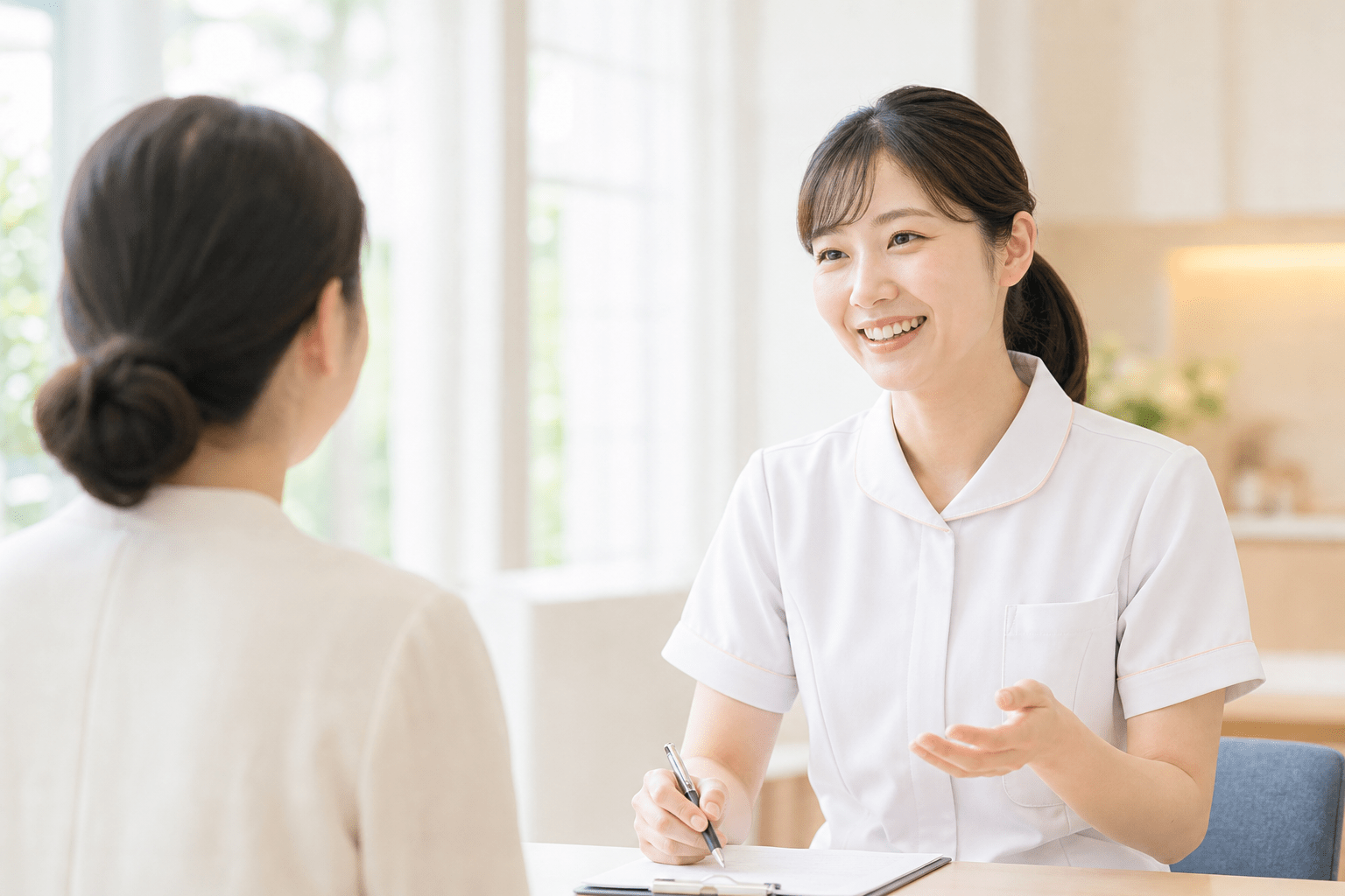 看護師が相談している様子